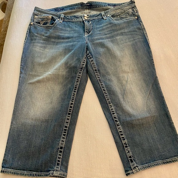 Vigoss Blue The New York Capri Jeans with Embroidered Design - Picture 4 of 5
